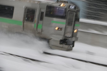 普通電車733系-雪の巻上げ