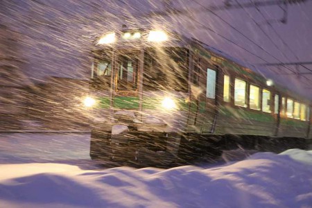 雪の中のズーム流し-手稲駅 普通電車