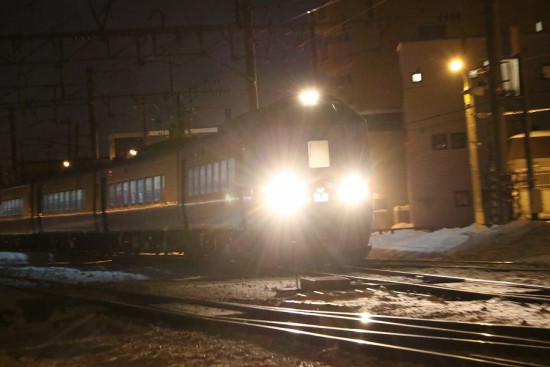 夜間撮影-流し撮り-スローシャッター 1/20秒 列車 キハ261系