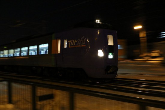 夜間撮影-流し撮り-スローシャッター 1/20秒 列車