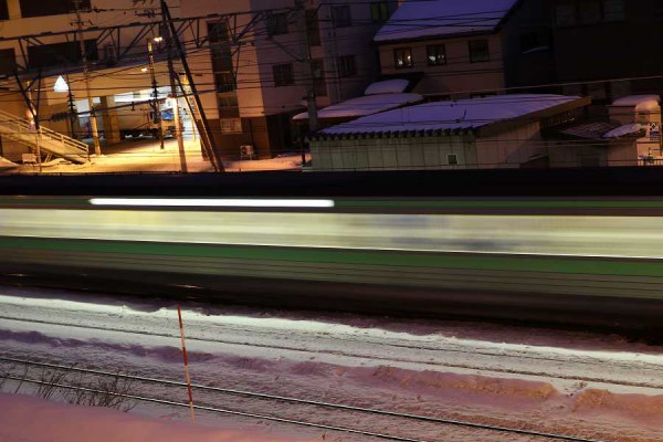 電車 列車-光線 シャッター速度0.6秒 スローシャッター