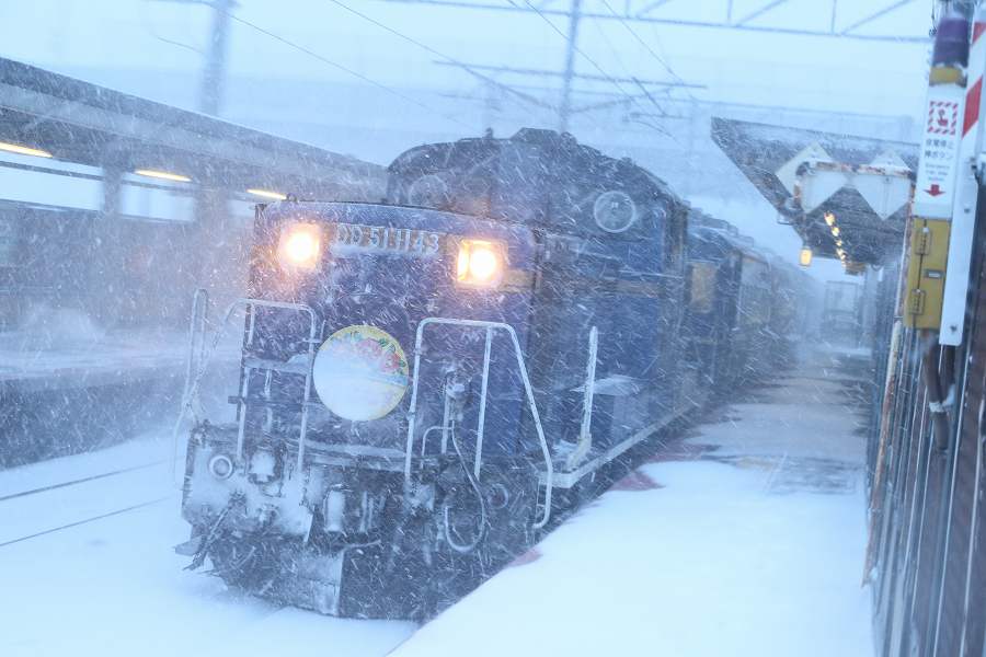 稲積公園駅1番線から急行はまなすを撮る-吹雪の2月29日