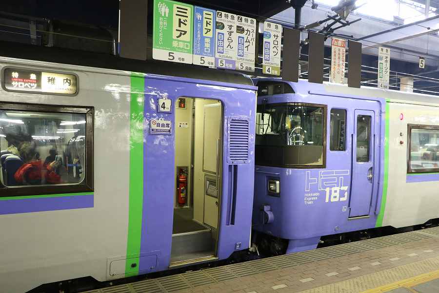 キハ183が3両入った4両編成の特急サロベツ-昼の札幌駅