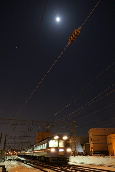 夜間撮影 列車 スローシャッター-月 星 線路