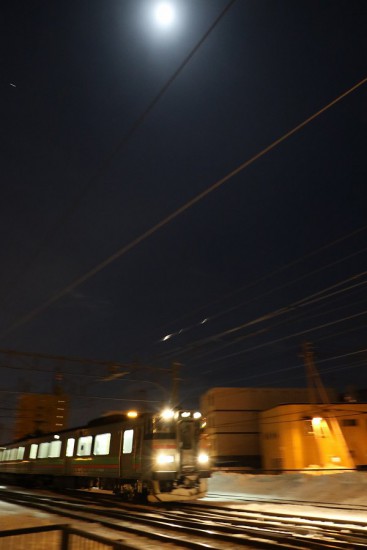 夜間撮影 列車 スローシャッター-月 星 線路