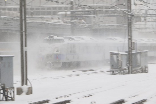流し撮り 雪の中 札幌駅-オホーツク1号
