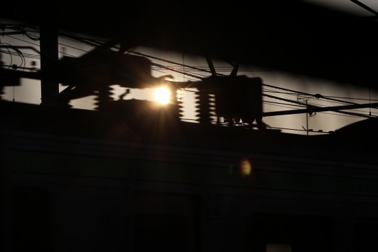 列車 逆光 太陽 パンタグラフ