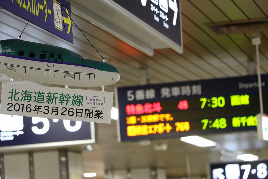 看板を使った撮り方を試してみる-暖かくなってきた朝の札幌駅