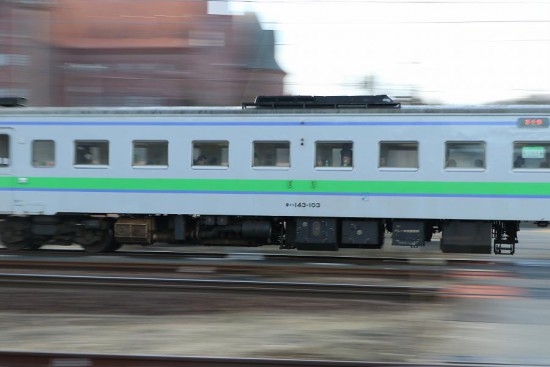 北海道 登別駅 キハ143 普通列車-流し撮り ズーム流し