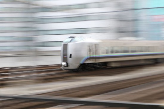 流し撮り 超スローシャッター 0.3秒-札幌駅 列車 電車