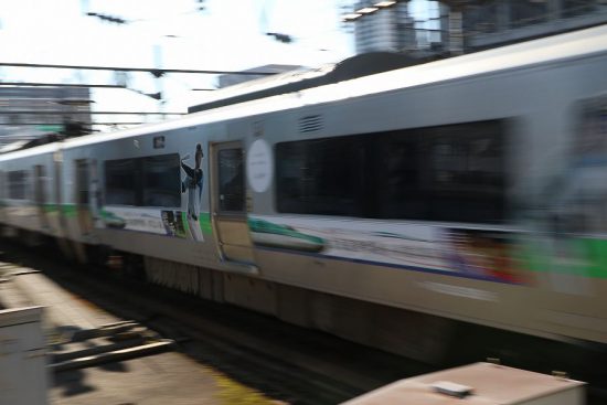 ズーム流し 流し撮り 札幌駅 ラッピング電車 733系