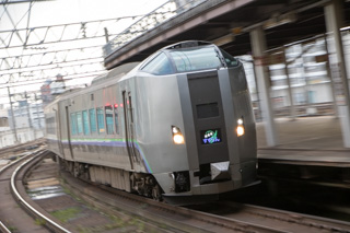 札幌方からの回送列車からの撮り始め-トマム行き臨時列車に３両の新色が入った