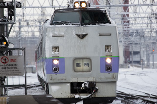 伊達紋別行きの臨時列車と小樽経由の函館行き-雪の影響で遅れが発生していた朝の札幌駅