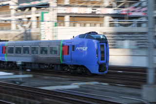 特急宗谷の代走ノースレインボーエクスプレスはゆっくり出発-3.27朝の札幌駅
