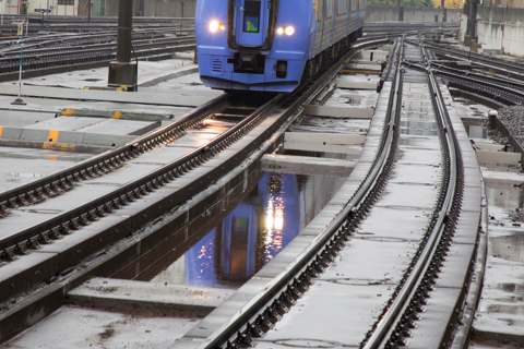 雨降る朝の札幌駅-いつもと違う2つの列車と移動する足場が気になる