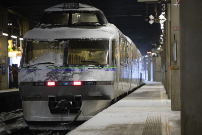 釧路への回送クリスタルエクスプレス-吹雪の中の札幌駅