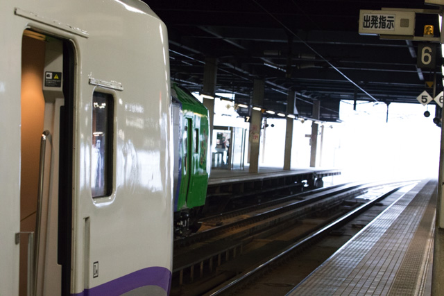 線路点検の影響により回送列車が並んだ朝の札幌駅-４両編成のスーパーとかちは短い！